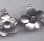 Metallanhänger Blüte 28 mm platinfarben