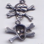Anhänger ´Totenkopf´ altsilberfarben