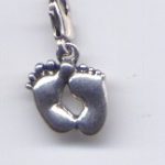 Anhänger ´Füße´ mit Karabiner silberfarben