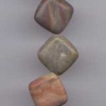 Steinperle Quadrat flach, ca. 13 x 13 x 5 mm, beachten Sie dass es sich um Naturperlen handelt, die in Form und Farbe abweichen können, Ausverkauf - Abgabe nur solange Vorrat reicht