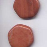 Steinperle Hexagon orangeca. 3 cm - 1 Stück, beachten Sie dass es sich um Naturperlen handelt, die in Form und Farbe abweichen können, Ausverkauf - Abgabe nur solange Vorrat reicht