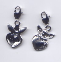 Anhänger mit Karabiner ´Engel auf Herz´ silberfarben, 19 x 15 mm
