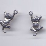Anhänger kletternde Katze ca 1 x 2 cm altsilberfarben
