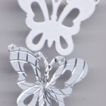 Schmetterling weiß mit silberfarbener Verzierung ca. 39 x 35 mm, 2 Stück