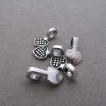 Anhänger mit Öse silberfarben ca. 16x 8 mm,  da die Platte angerauht ist, ideal zum Aufkleben von Glasperlen.