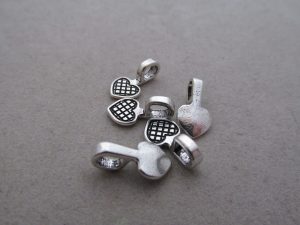 Anhänger mit Öse silberfarben ca. 16x 8 mm,  da die Platte angerauht ist, ideal zum Aufkleben von Glasperlen.