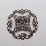 filigranes Schmuckelement rund 63 mm altmessingfarben