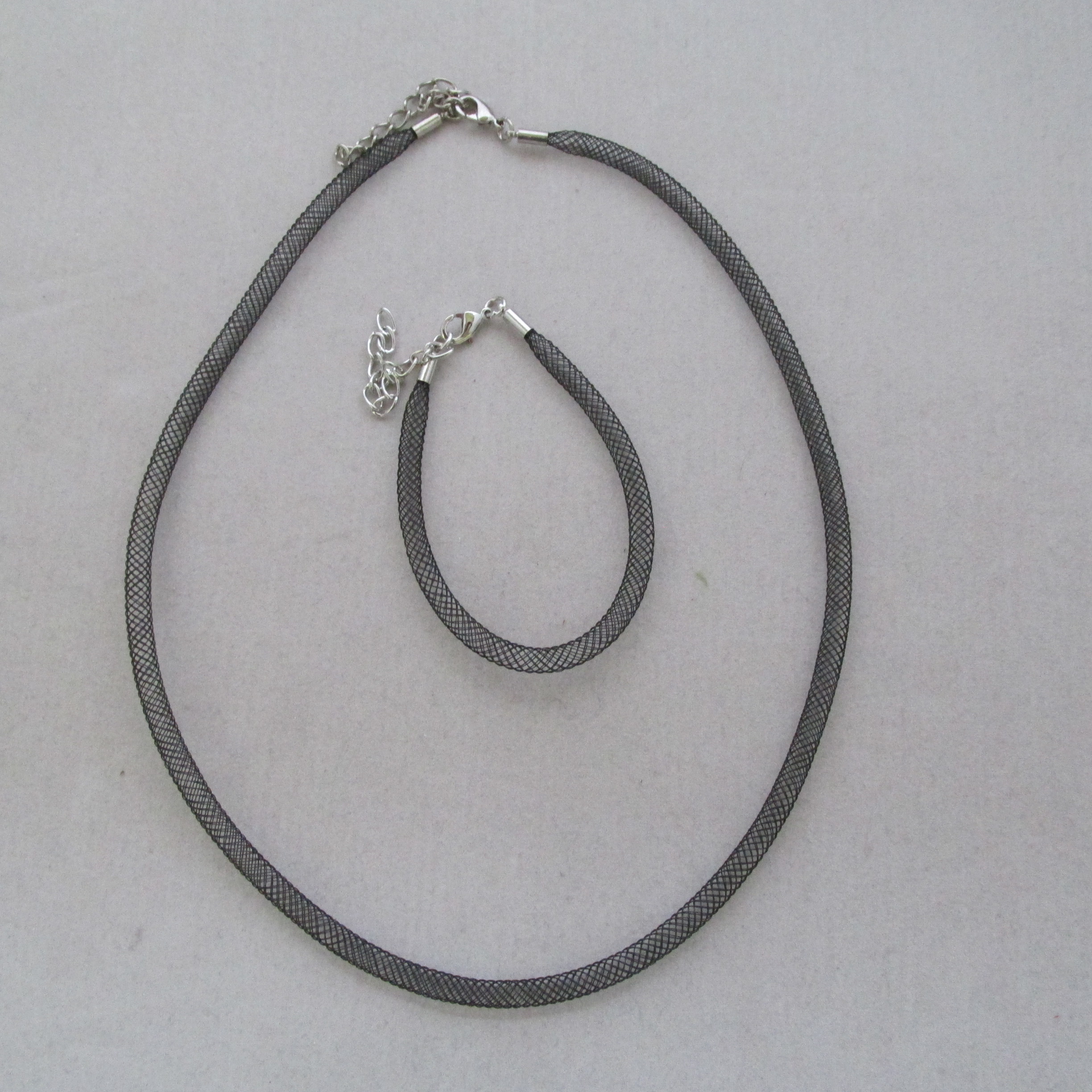 Collier und Armband aus Nylonschlauch schwarz mit Verschluss
