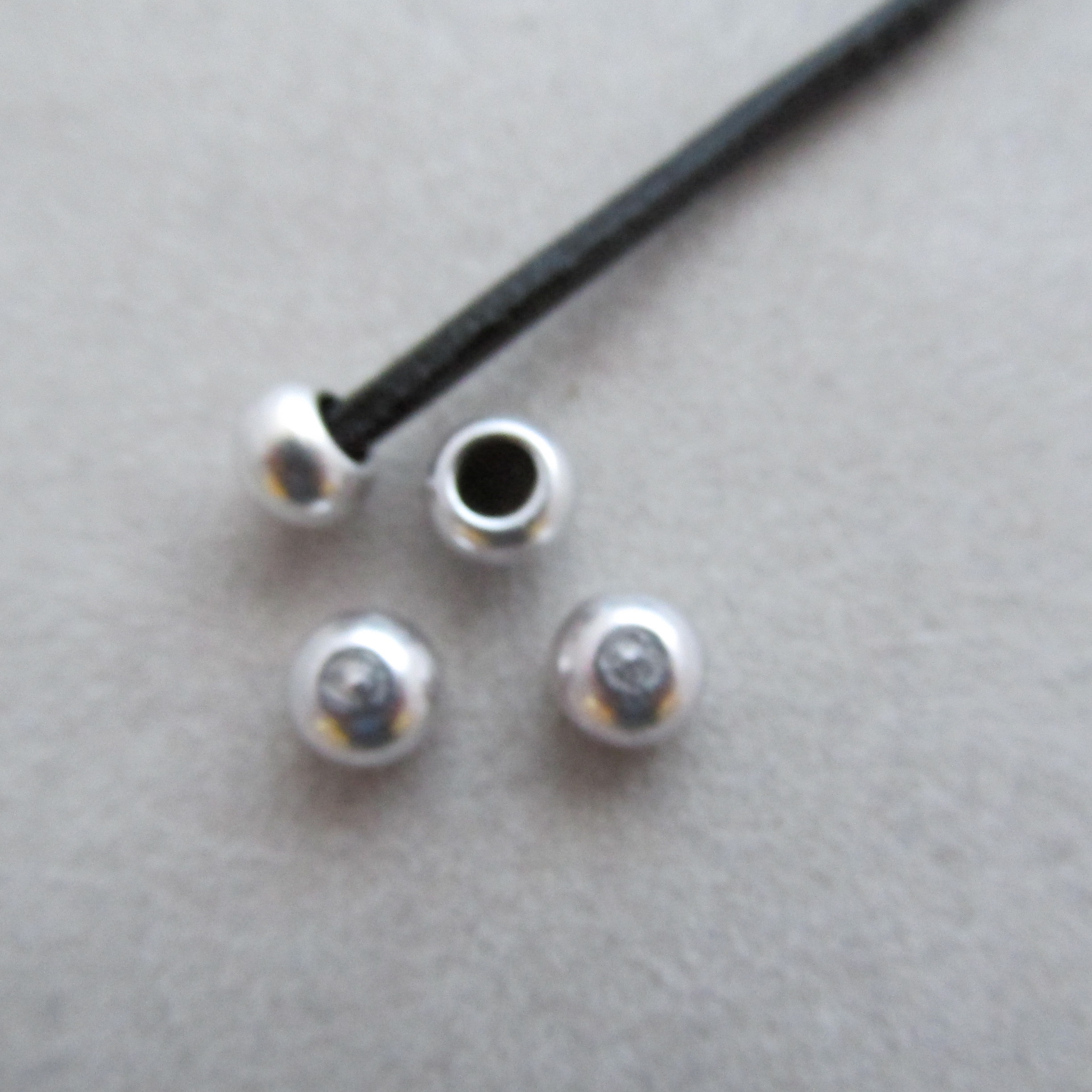 Endkugel 5 mm für Lederriemen 2 mm silberfarben - 4 Stück (Kopieren)