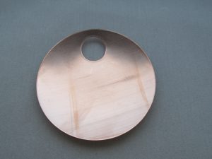 Kupferplatine rund gebogen mit Loch 72 mm- Ausverkaufsartikel, Abgabe nur solange Vorrat reicht