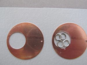 Kupfer Hänger rund 35 mm 1-Loch mit 4 Ösen -2 St.- Ausverkaufsartikel, Abgabe nur solange Vorrat reicht