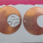 Kupfer Hänger rund 48 mm 1-Loch mit 4 Ösen -2 St.- Ausverkaufsartikel, Abgabe nur solange Vorrat reicht