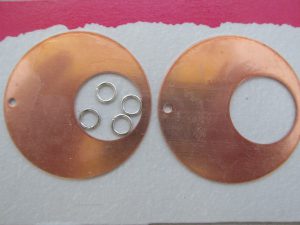 Kupfer Hänger rund 48 mm 1-Loch mit 4 Ösen -2 St.- Ausverkaufsartikel, Abgabe nur solange Vorrat reicht