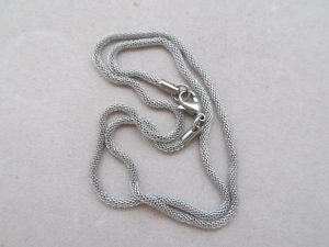 Edelstahlcollier 4 mm x 50 cm mit Endkappe und Karabiner