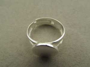 Ring mit Platte 12 mm versilbert verstellbar